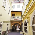 U Dvou Zlatych Klicu Hotel 3*
